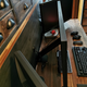 La única manera de bajar la altura del monitor si por lo que sea necesitas hacerlo es acercarlo a la cara, lo que interfiere con el objetivo original de su diseño, que se supone que es ahorrar espacio.